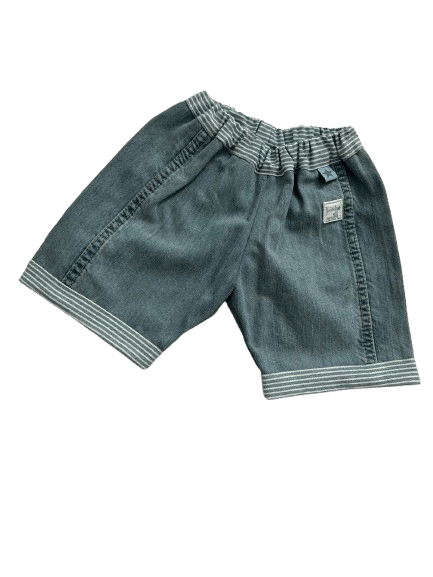 Kurze Jeanshose mit gestreiften Umschlägen